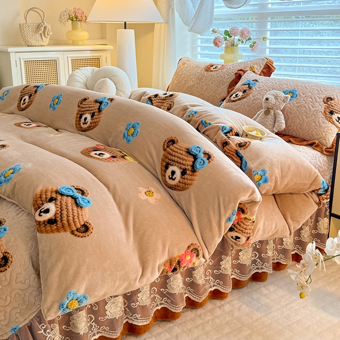91家纺网 家纺一手货源 找家纺 美达家纺 2025新款卡通牛奶绒印花床盖四件套 针织熊