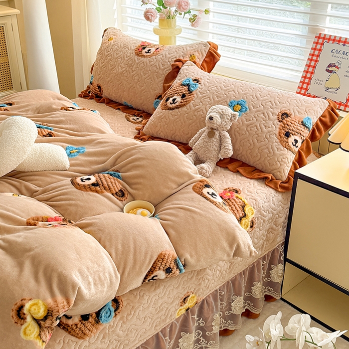 91家纺网 家纺一手货源 找家纺 美达家纺 2025新款卡通牛奶绒印花床盖四件套 针织熊