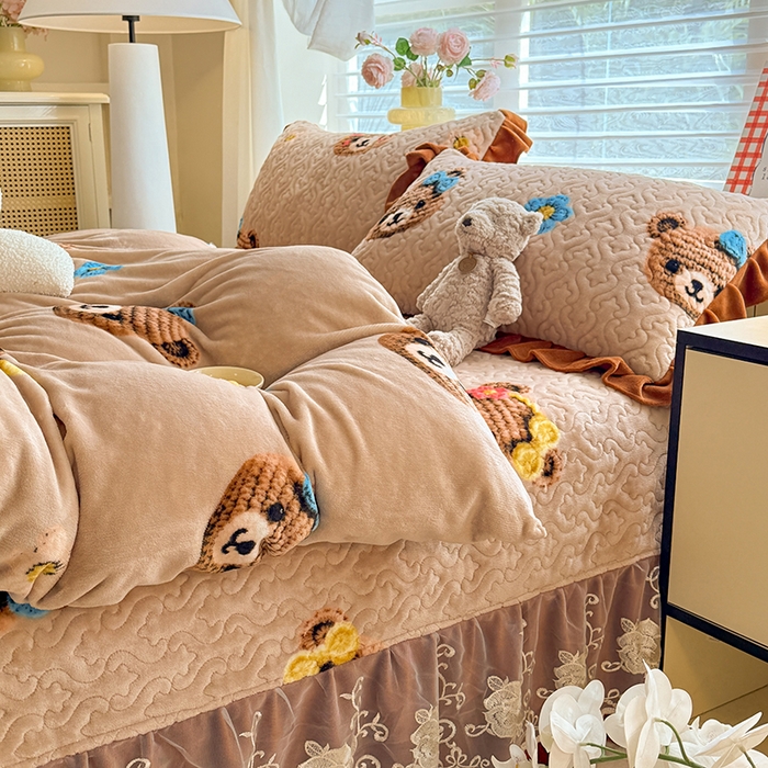 91家纺网 家纺一手货源 找家纺 美达家纺 2025新款卡通牛奶绒印花床盖四件套 针织熊