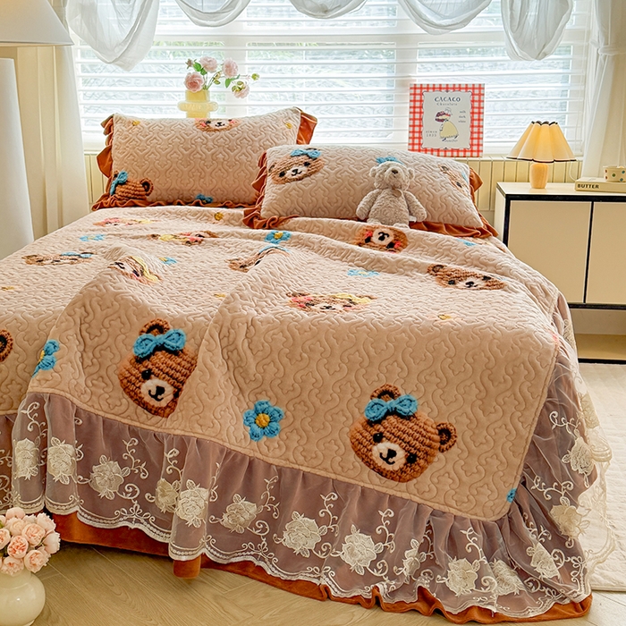 91家纺网 家纺一手货源 找家纺 美达家纺 2025新款卡通牛奶绒印花床盖四件套 针织熊