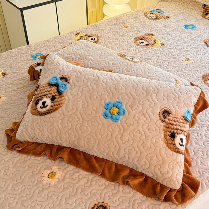 91家纺网 家纺一手货源 找家纺 美达家纺 2025新款卡通牛奶绒印花床盖四件套 针织熊