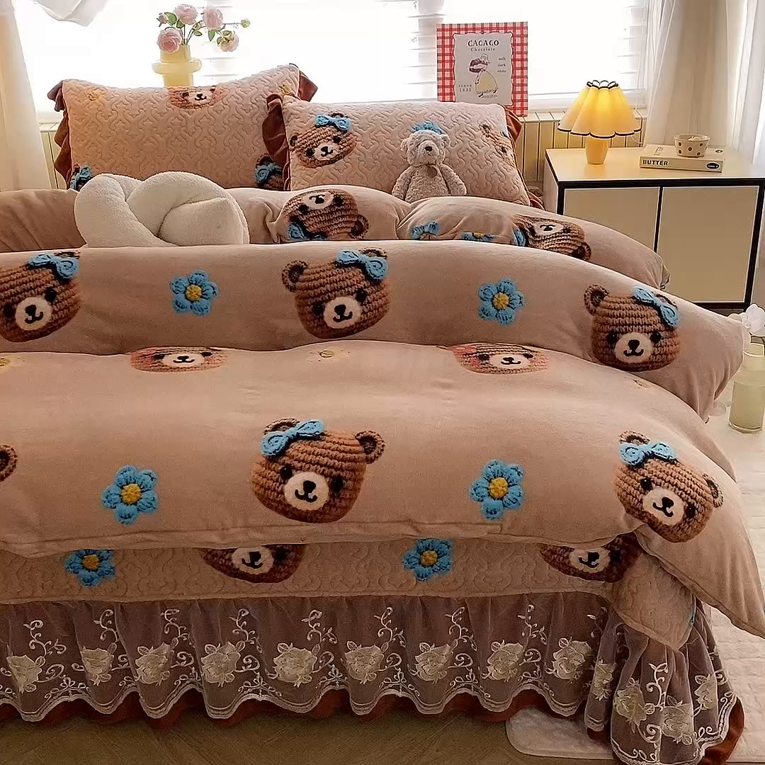 91家纺网 家纺一手货源 找家纺 美达家纺 2025新款卡通牛奶绒印花床盖四件套 针织熊
