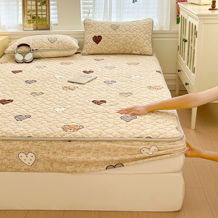 91家纺网 家纺一手货源 找家纺 富馨莱 2025新款牛奶绒夹棉床笠支持一件定做 萌萌熊心-夹棉