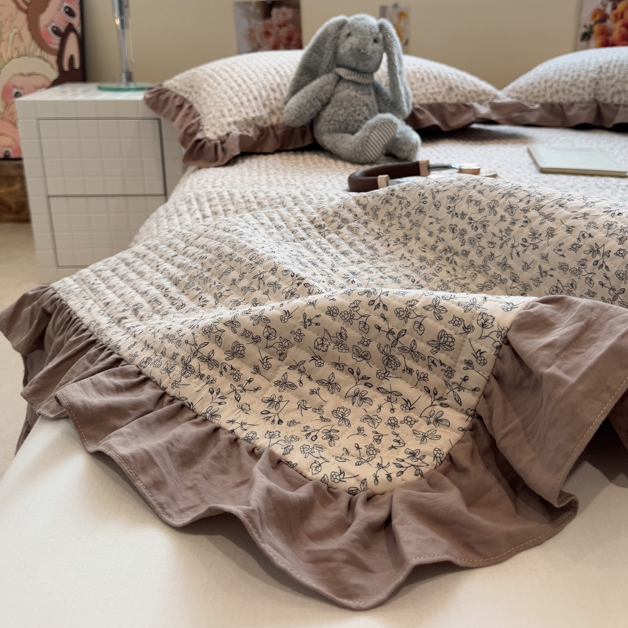 91家纺网 家纺一手货源 找家纺 一加一 2025新款小清新花边款大豆被床盖系列 赫拉