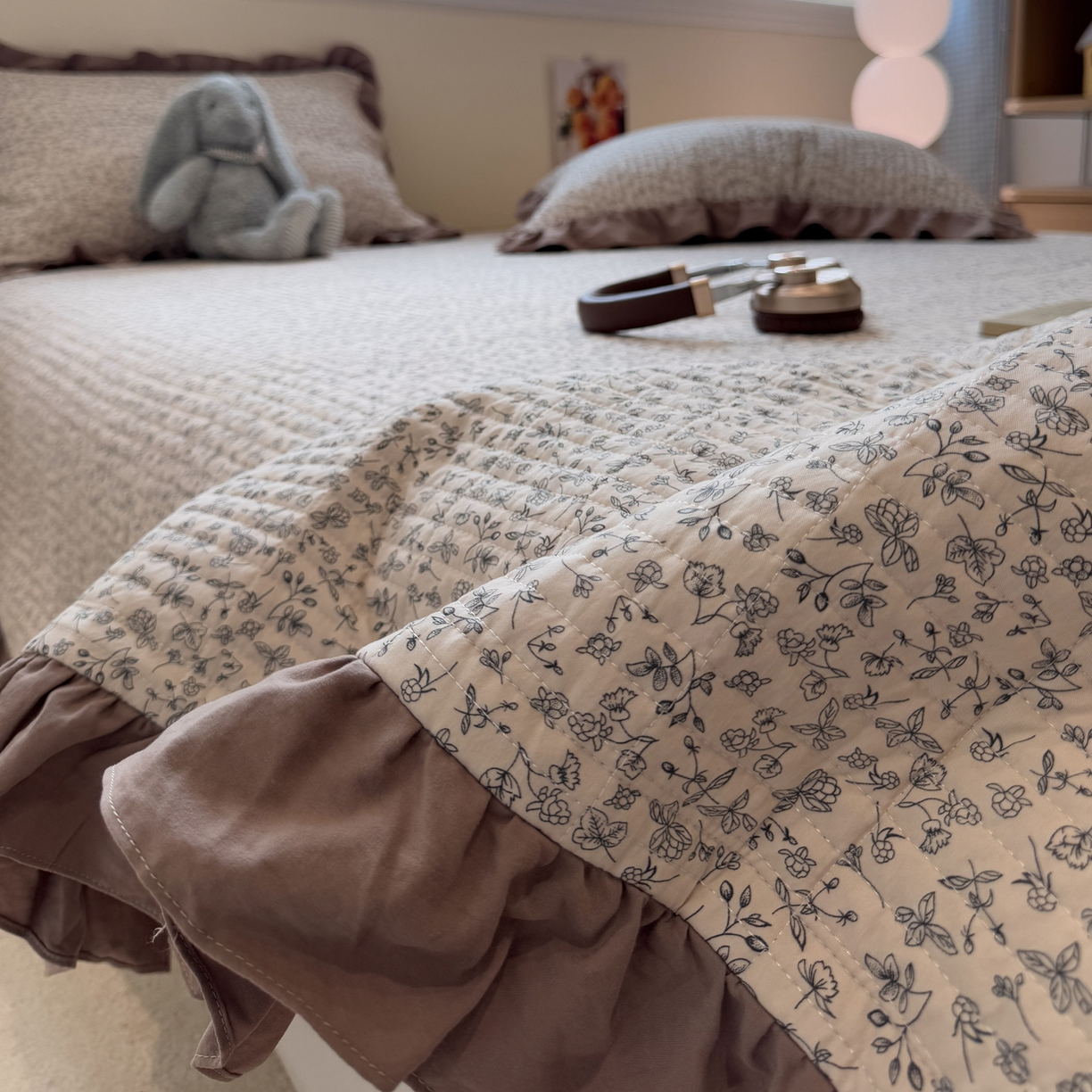 91家纺网 家纺一手货源 找家纺 一加一 2025新款小清新花边款大豆被床盖系列 赫拉