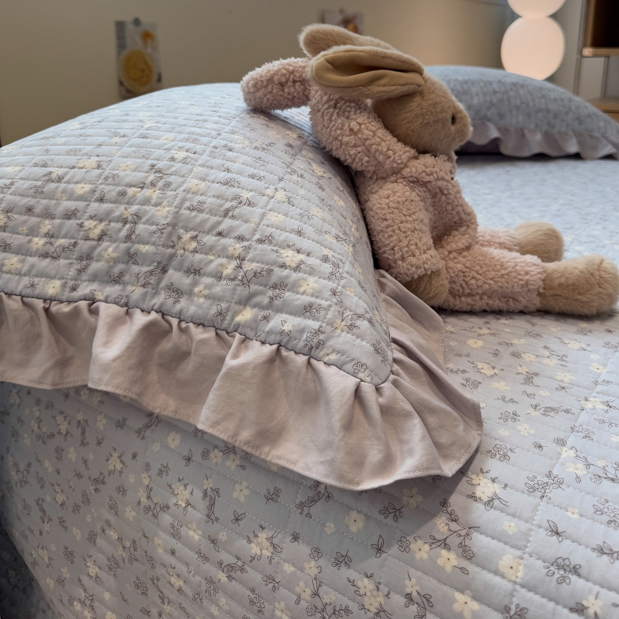 91家纺网 家纺一手货源 找家纺 一加一 2025新款小清新花边款大豆被床盖系列 晴天兰