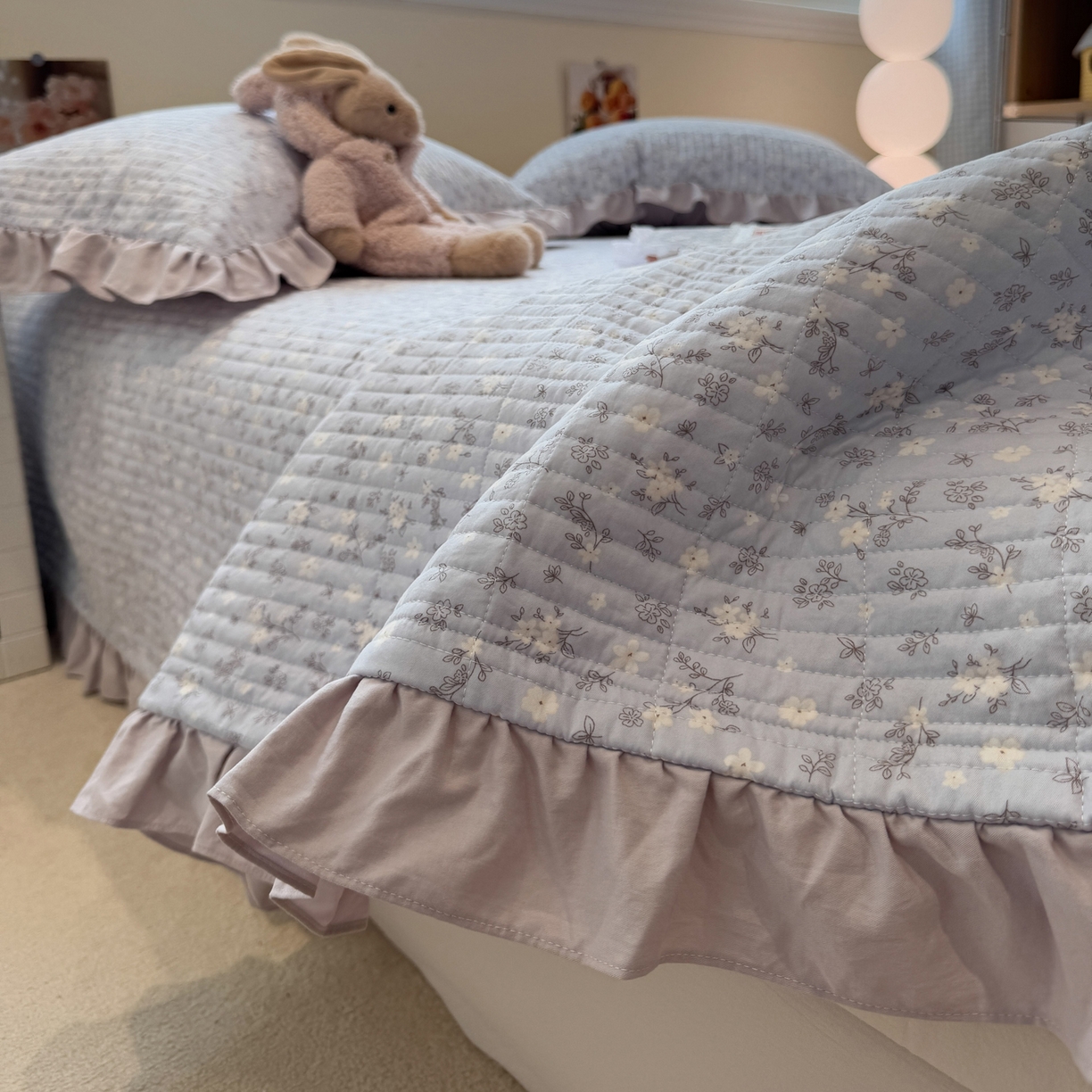 91家纺网 家纺一手货源 找家纺 一加一 2025新款小清新花边款大豆被床盖系列 晴天兰