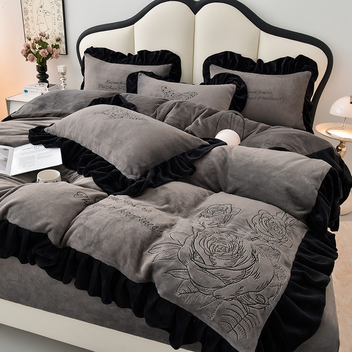 91家纺网 家纺一手货源 找家纺 （总）炫拼家纺 2025新款刺绣黑花边高克重牛奶绒四件套-法式玫瑰