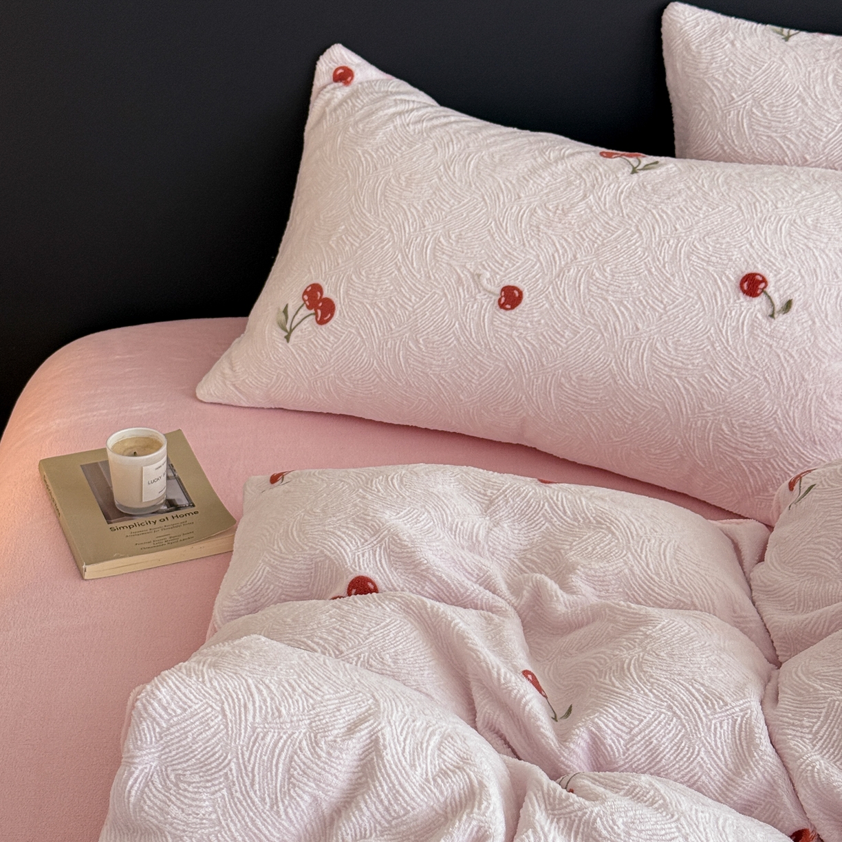 91家纺网 家纺一手货源 找家纺 呗旺鹿 2025新款A类高克重着色烂花雕花牛奶绒四件套 桃你欢喜粉