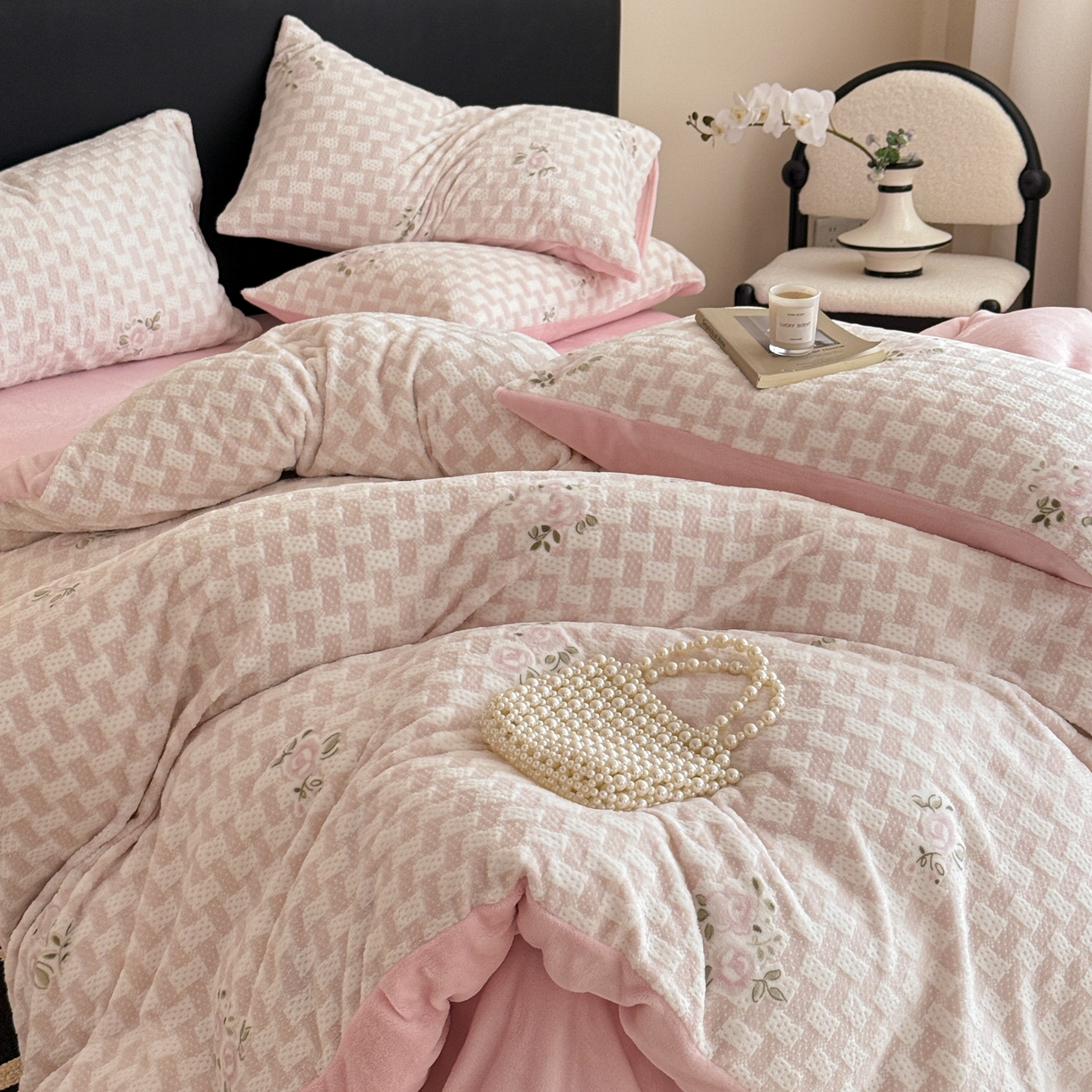 91家纺网 家纺一手货源 找家纺 呗旺鹿 2025新款A类高克重着色烂花雕花牛奶绒四件套 浅雾蔷薇粉