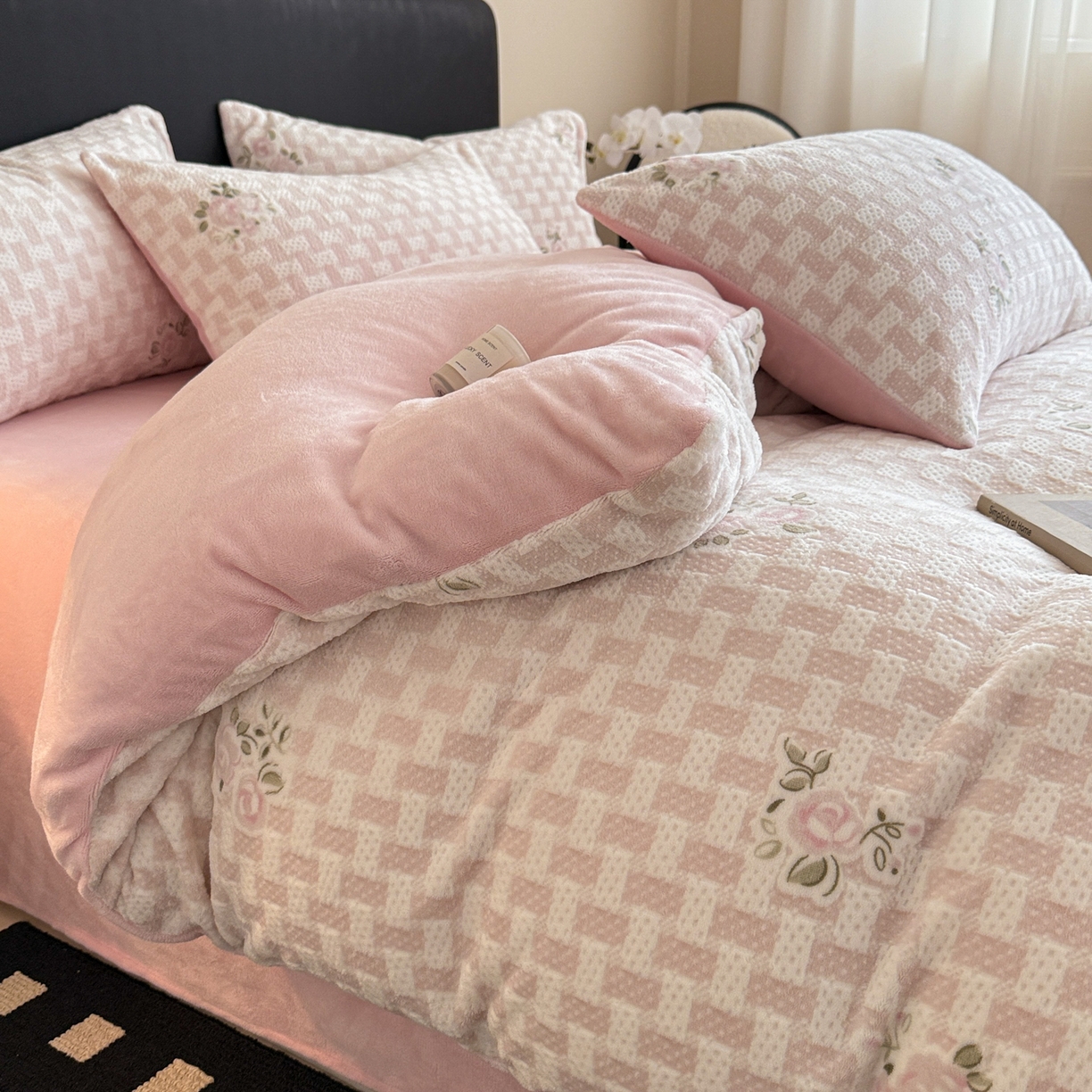 91家纺网 家纺一手货源 找家纺 呗旺鹿 2025新款A类高克重着色烂花雕花牛奶绒四件套 浅雾蔷薇粉