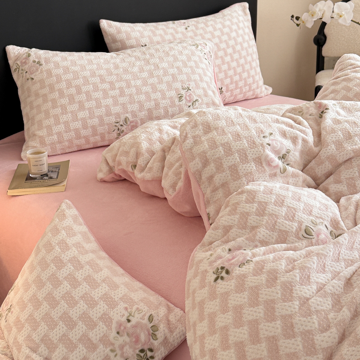 91家纺网 家纺一手货源 找家纺 呗旺鹿 2025新款A类高克重着色烂花雕花牛奶绒四件套 浅雾蔷薇粉