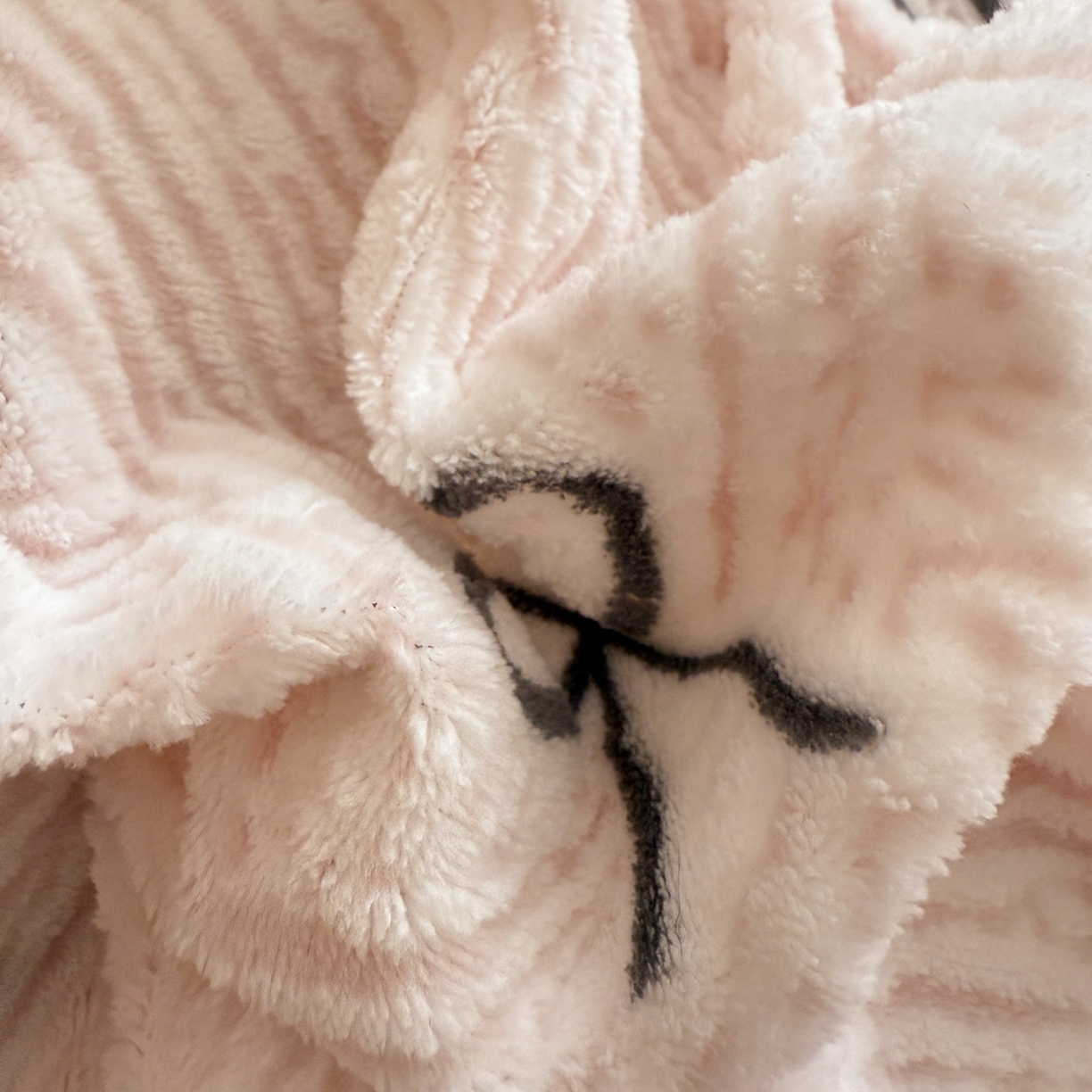 91家纺网 家纺一手货源 找家纺 呗旺鹿 2025新款A类高克重着色烂花雕花牛奶绒四件套 梦幻芭蕾粉