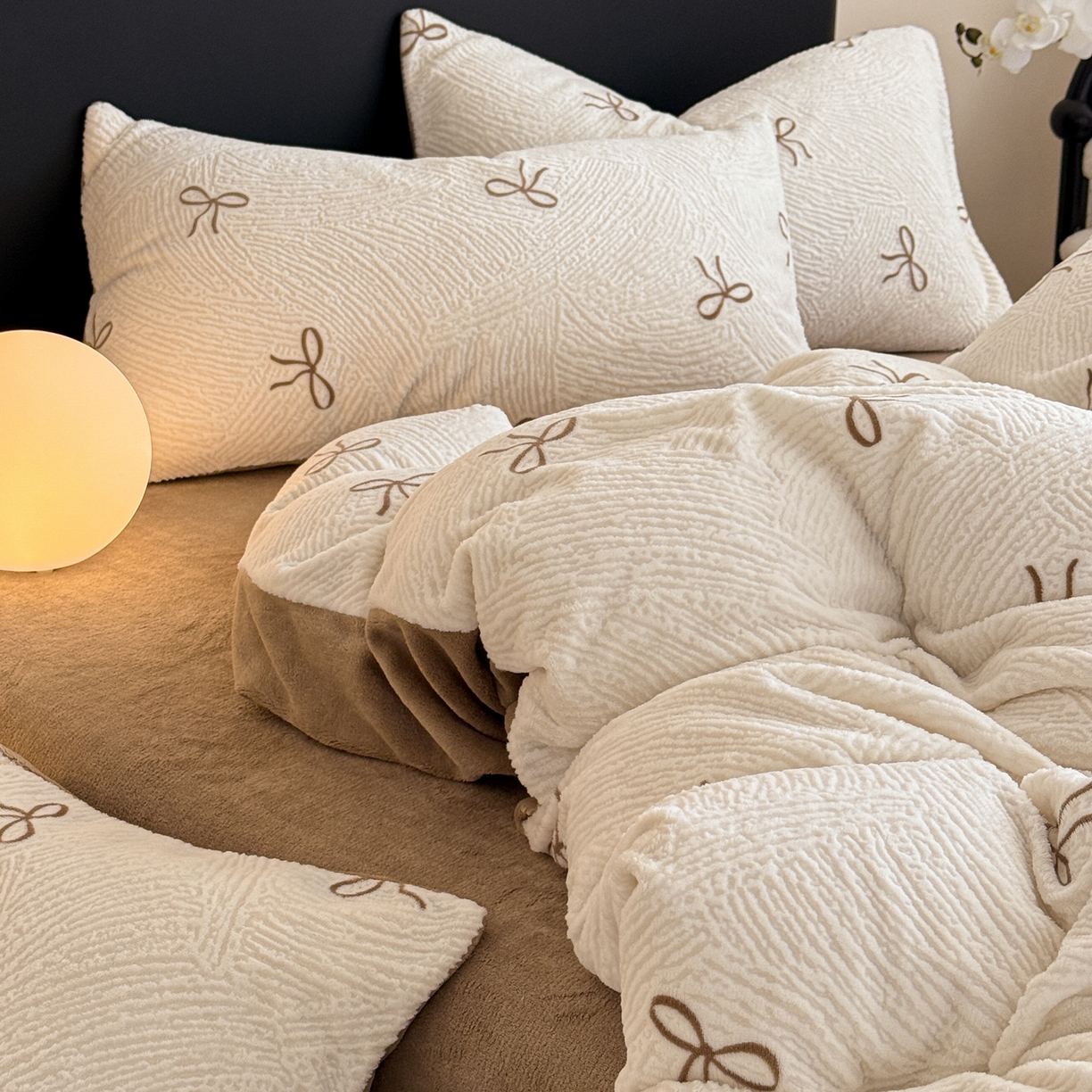 91家纺网 家纺一手货源 找家纺 呗旺鹿 2025新款A类高克重着色烂花雕花牛奶绒四件套 梦幻芭蕾奶白