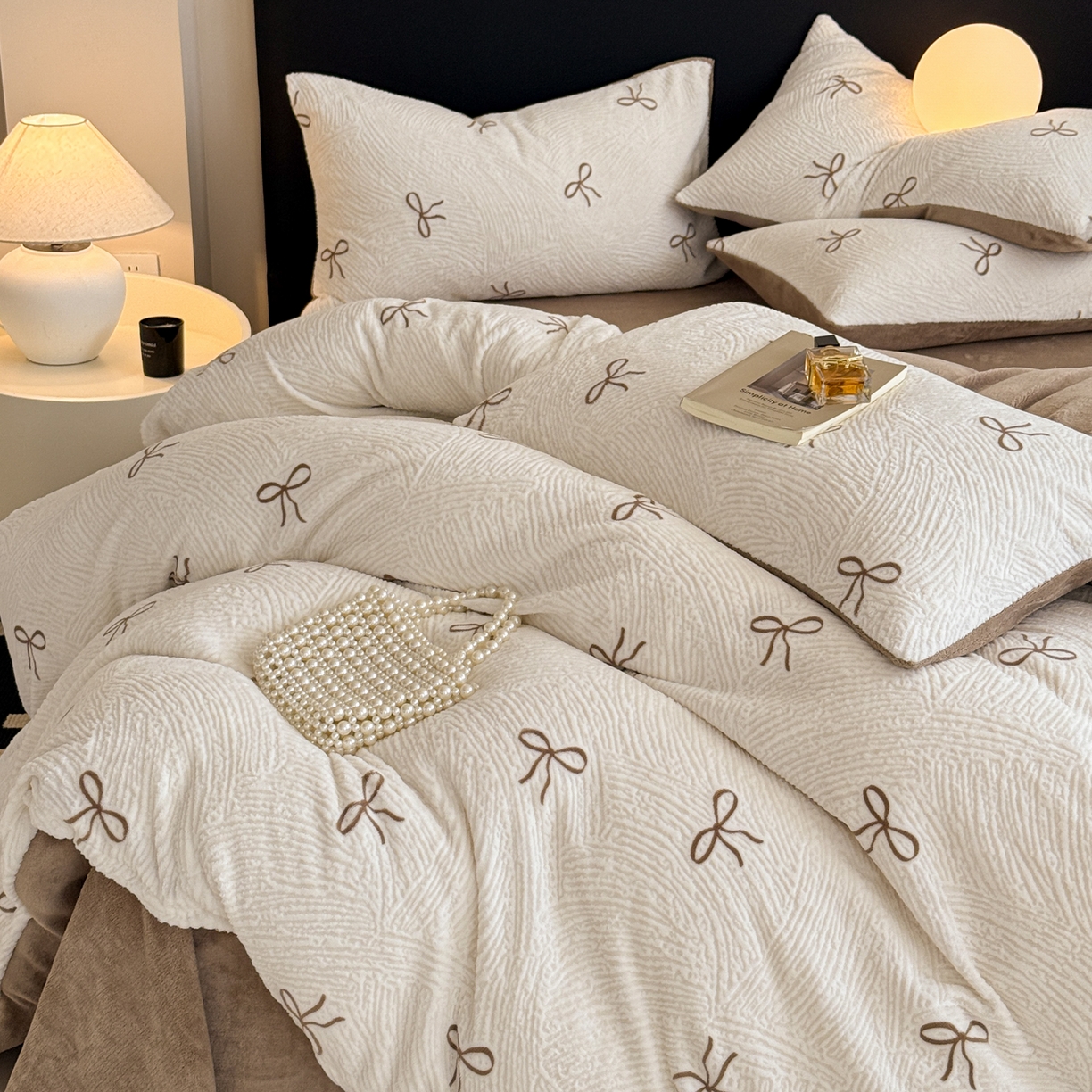 91家纺网 家纺一手货源 找家纺 呗旺鹿 2025新款A类高克重着色烂花雕花牛奶绒四件套 梦幻芭蕾奶白