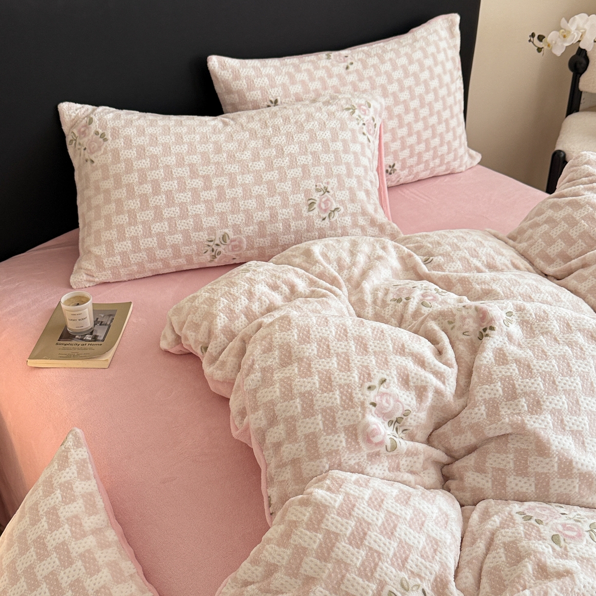 91家纺网 家纺一手货源 找家纺 呗旺鹿 2025新款A类高克重着色烂花雕花牛奶绒四件套 浅雾蔷薇粉