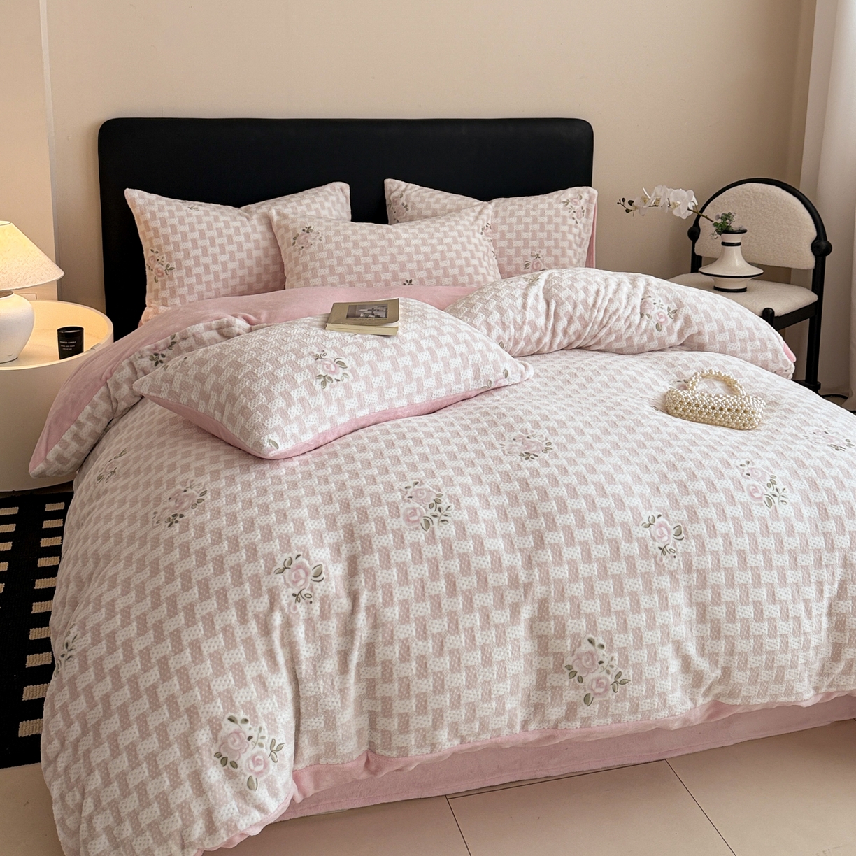 91家纺网 家纺一手货源 找家纺 呗旺鹿 2025新款A类高克重着色烂花雕花牛奶绒四件套 浅雾蔷薇粉