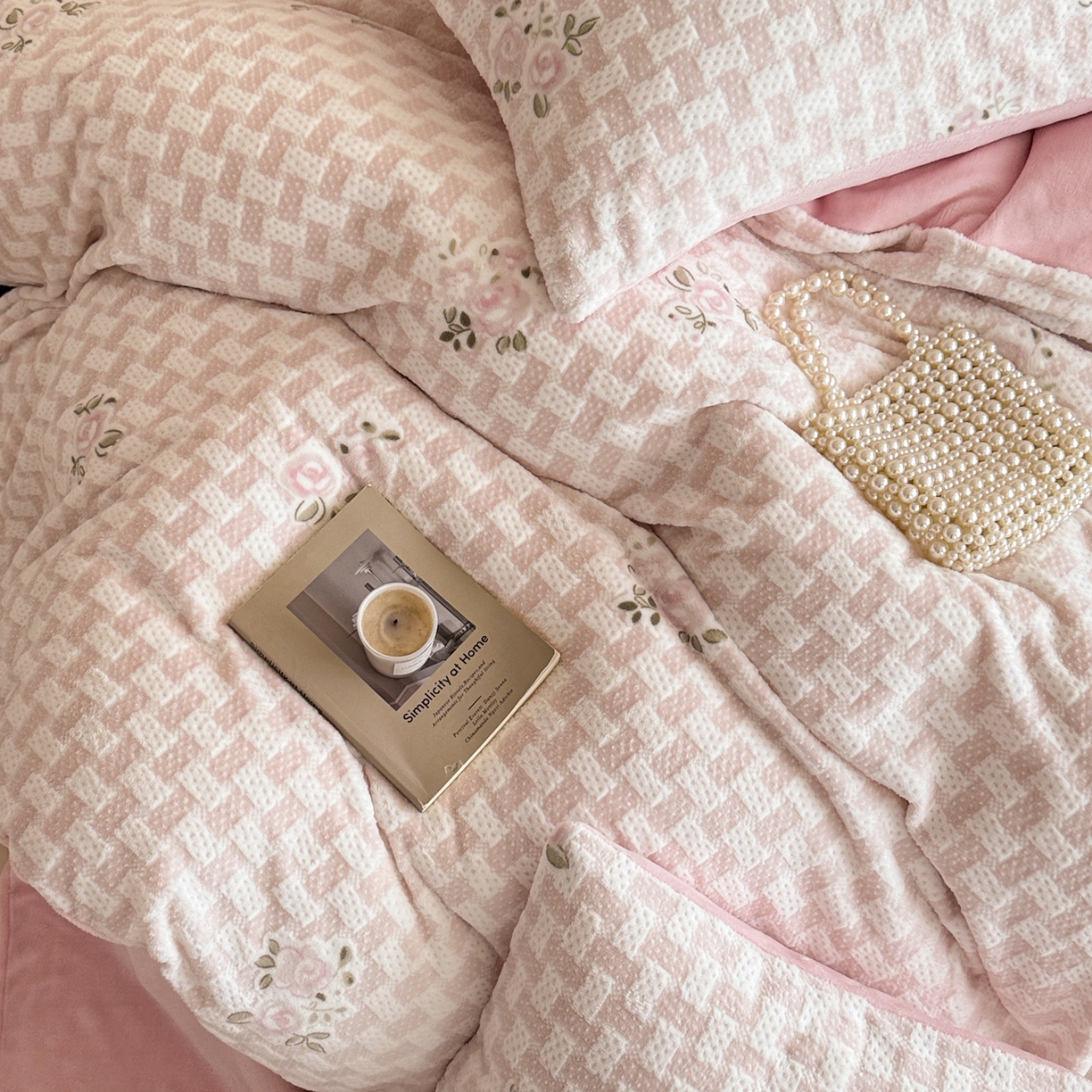 91家纺网 家纺一手货源 找家纺 呗旺鹿 2025新款A类高克重着色烂花雕花牛奶绒四件套 浅雾蔷薇粉