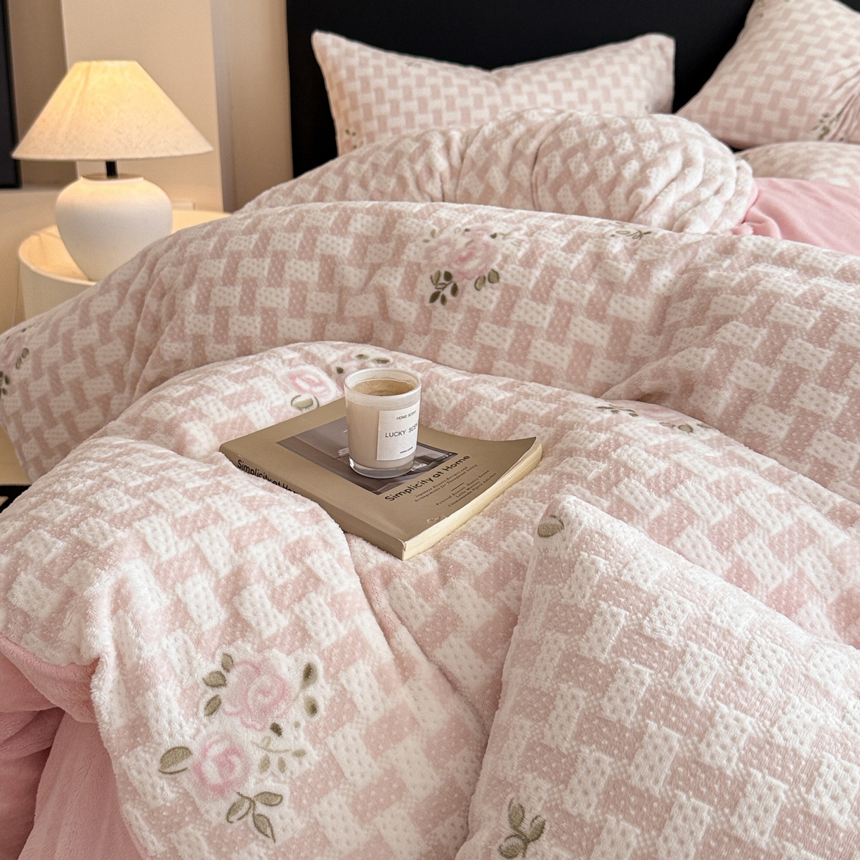 91家纺网 家纺一手货源 找家纺 呗旺鹿 2025新款A类高克重着色烂花雕花牛奶绒四件套 浅雾蔷薇粉