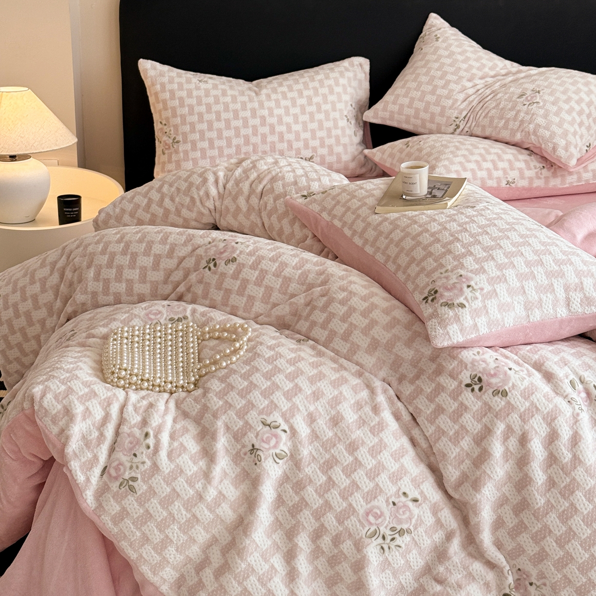 91家纺网 家纺一手货源 找家纺 呗旺鹿 2025新款A类高克重着色烂花雕花牛奶绒四件套 浅雾蔷薇粉