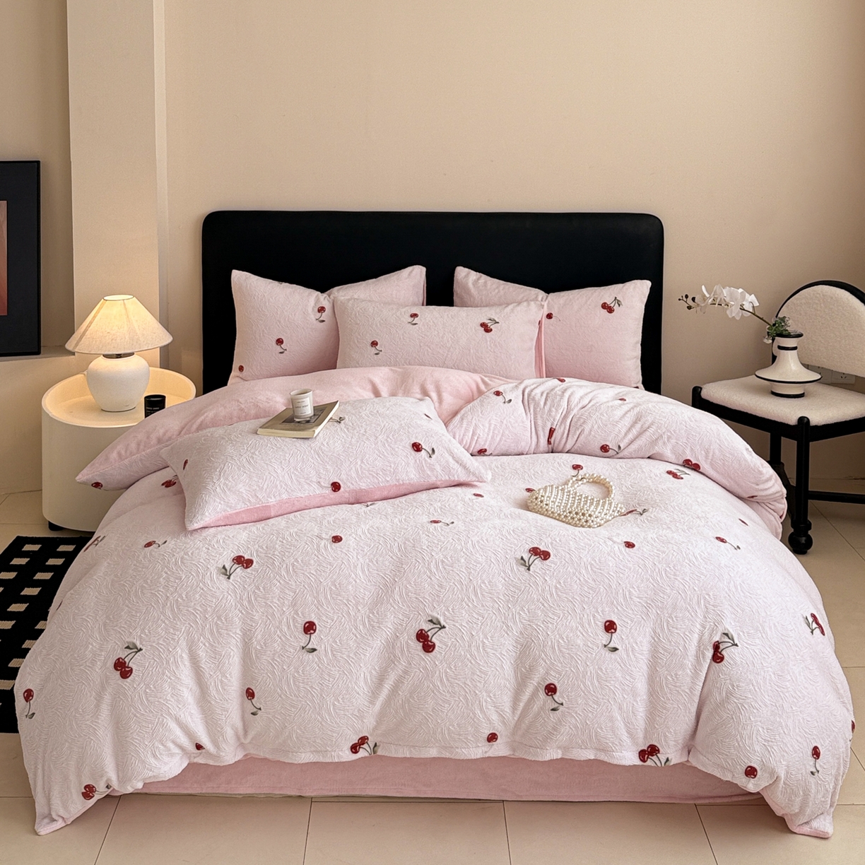 91家纺网 家纺一手货源 找家纺 呗旺鹿 2025新款A类高克重着色烂花雕花牛奶绒四件套 桃你欢喜粉