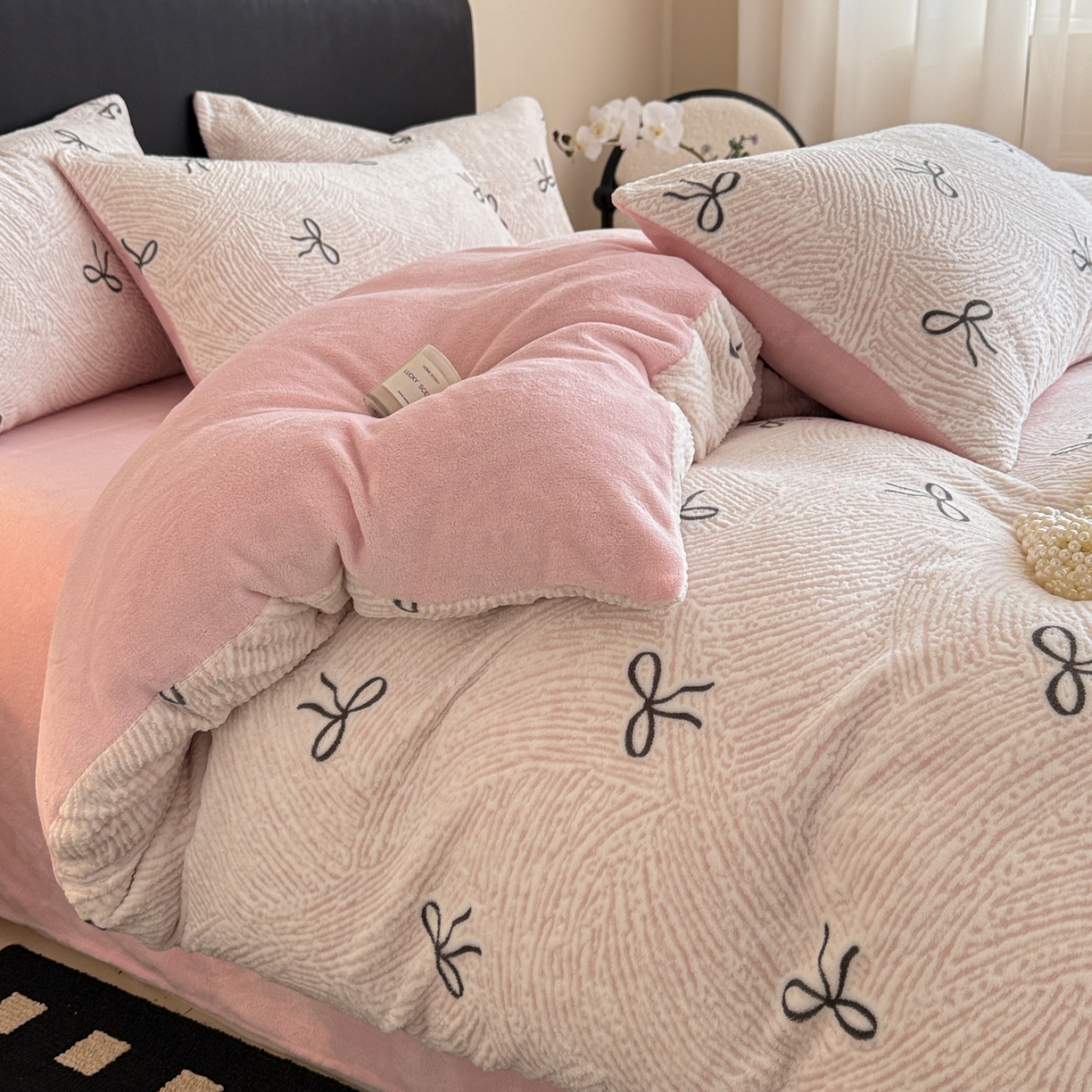 91家纺网 家纺一手货源 找家纺 呗旺鹿 2025新款A类高克重着色烂花雕花牛奶绒四件套 梦幻芭蕾粉