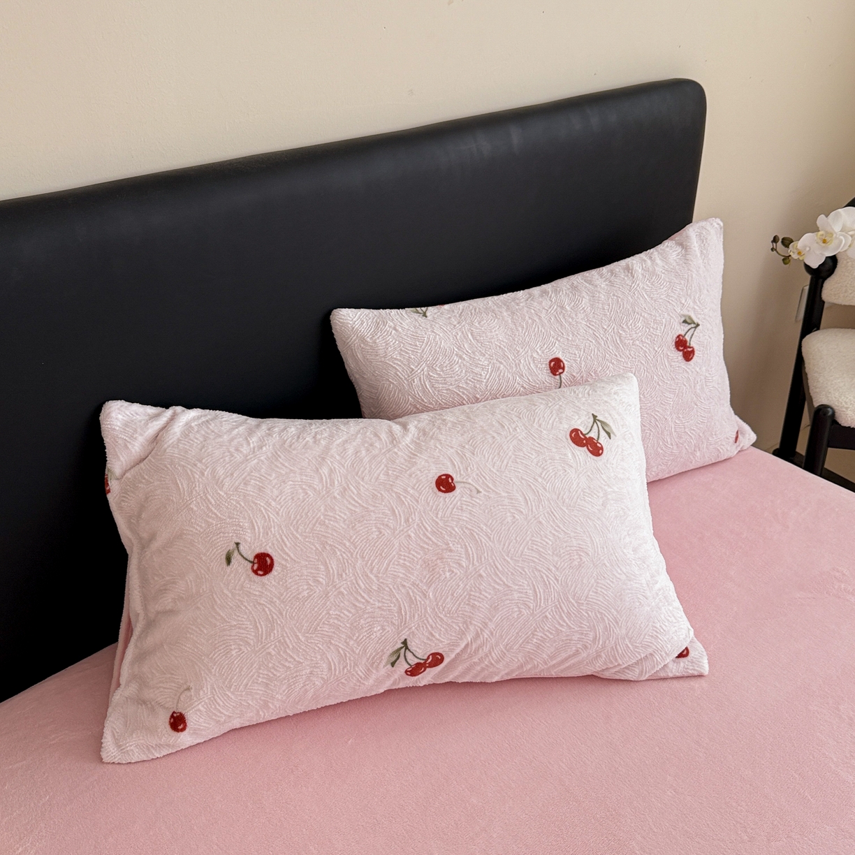 91家纺网 家纺一手货源 找家纺 呗旺鹿 2025新款A类高克重着色烂花雕花牛奶绒四件套 桃你欢喜粉