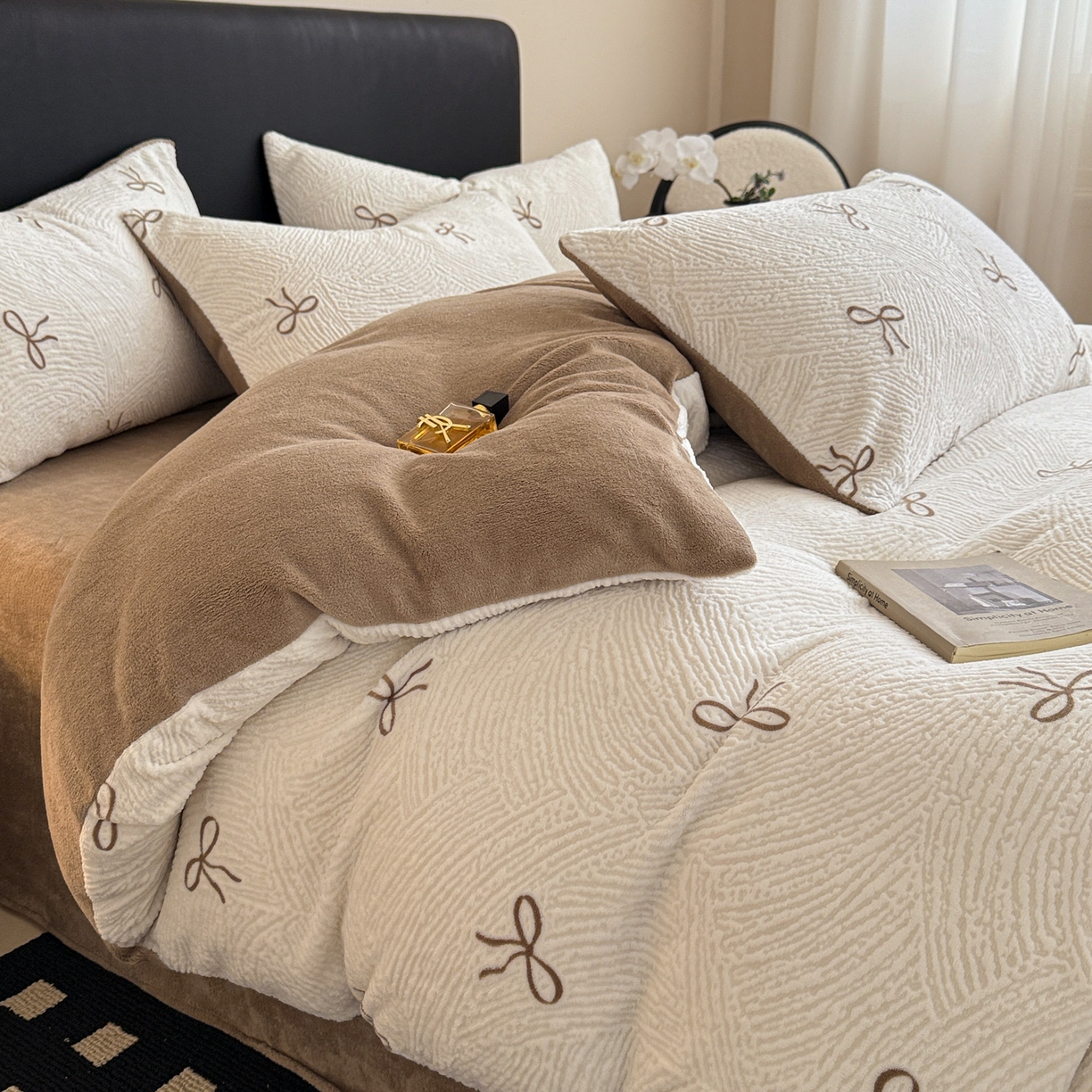 91家纺网 家纺一手货源 找家纺 呗旺鹿 2025新款A类高克重着色烂花雕花牛奶绒四件套 梦幻芭蕾奶白