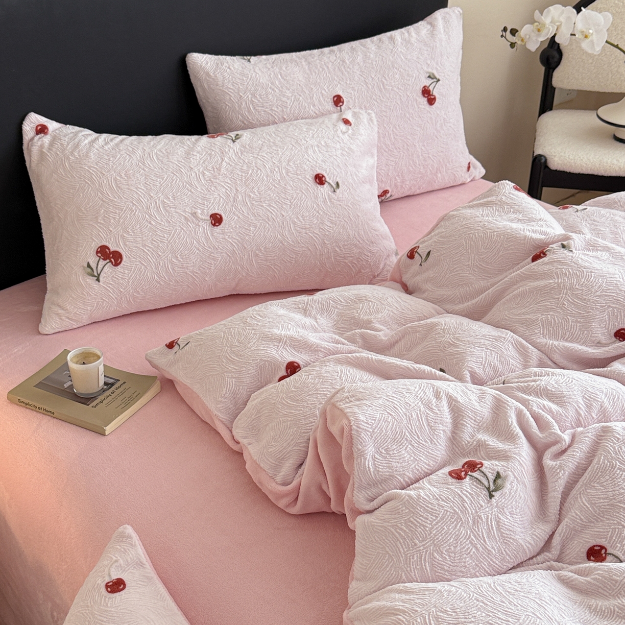 91家纺网 家纺一手货源 找家纺 呗旺鹿 2025新款A类高克重着色烂花雕花牛奶绒四件套 桃你欢喜粉