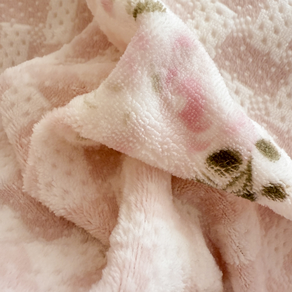 91家纺网 家纺一手货源 找家纺 呗旺鹿 2025新款A类高克重着色烂花雕花牛奶绒四件套 浅雾蔷薇粉