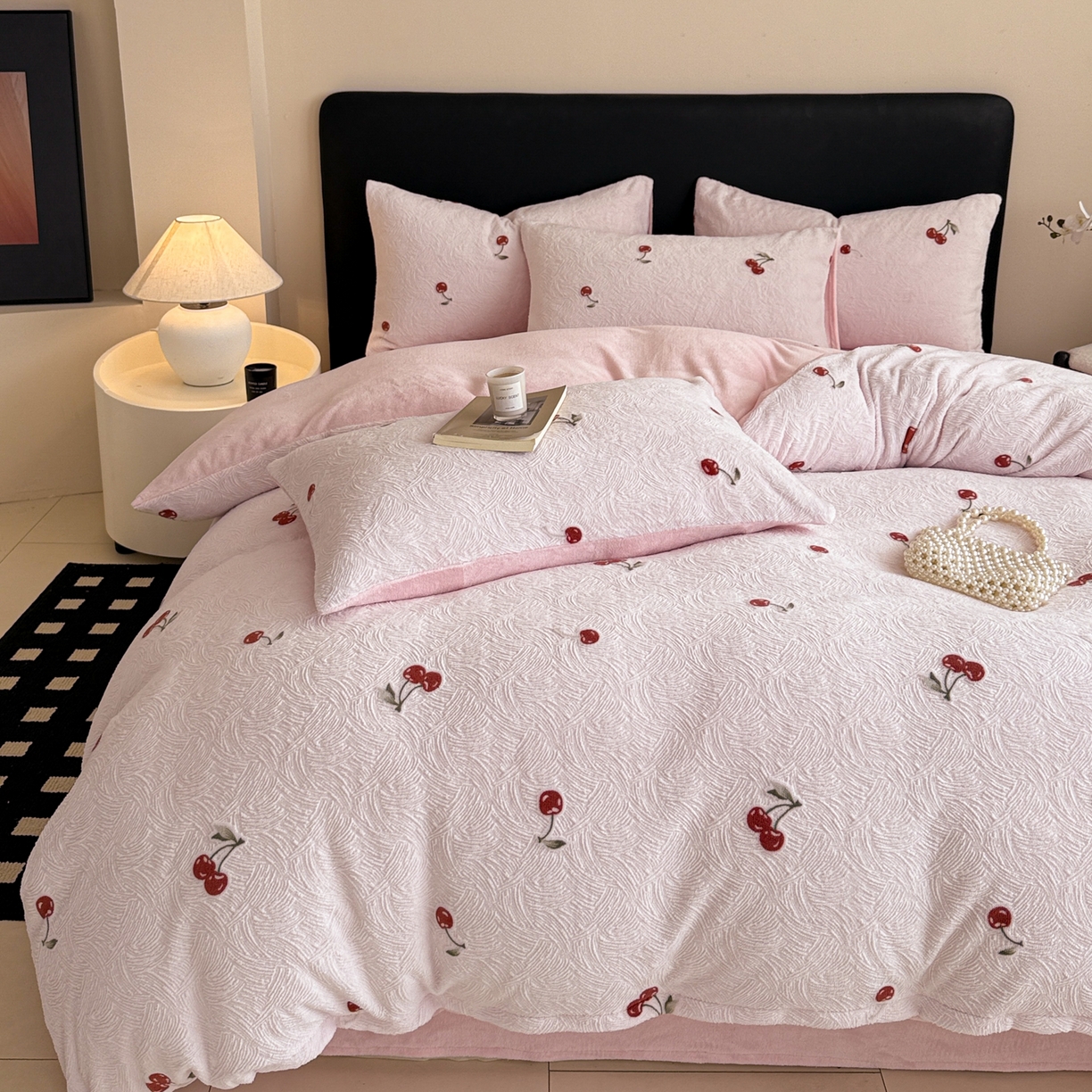 91家纺网 家纺一手货源 找家纺 呗旺鹿 2025新款A类高克重着色烂花雕花牛奶绒四件套 桃你欢喜粉