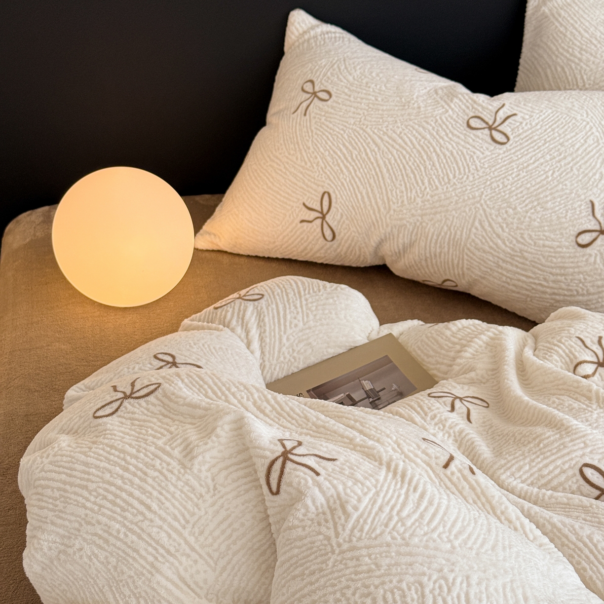 91家纺网 家纺一手货源 找家纺 呗旺鹿 2025新款A类高克重着色烂花雕花牛奶绒四件套 梦幻芭蕾奶白