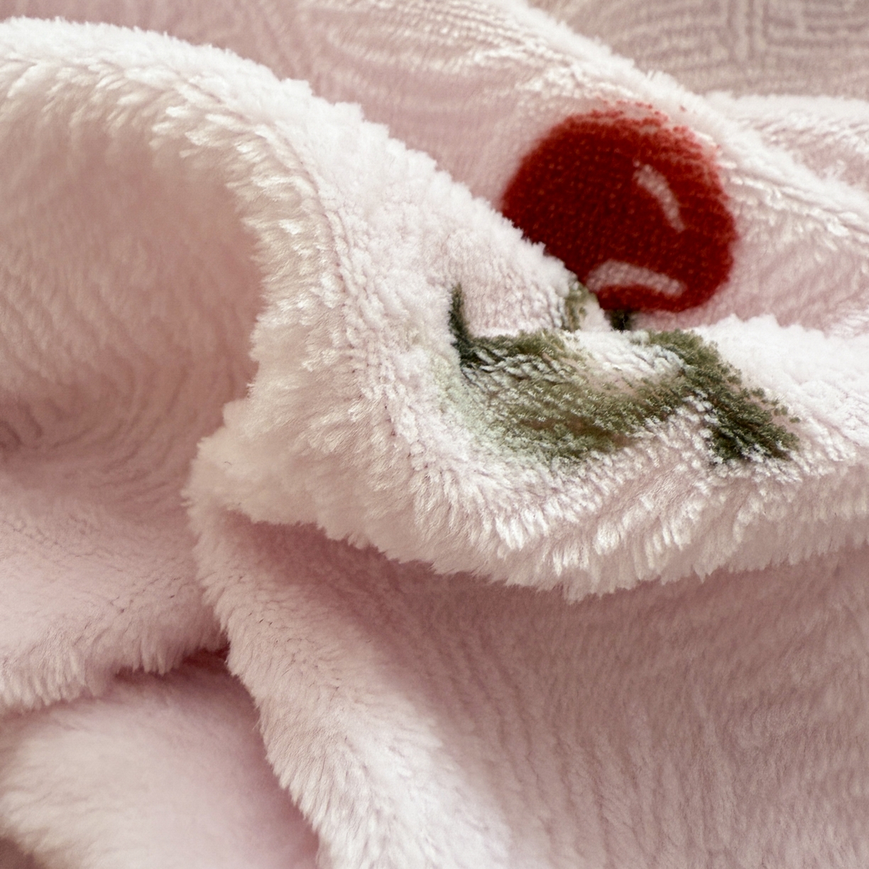 91家纺网 家纺一手货源 找家纺 呗旺鹿 2025新款A类高克重着色烂花雕花牛奶绒四件套 桃你欢喜粉