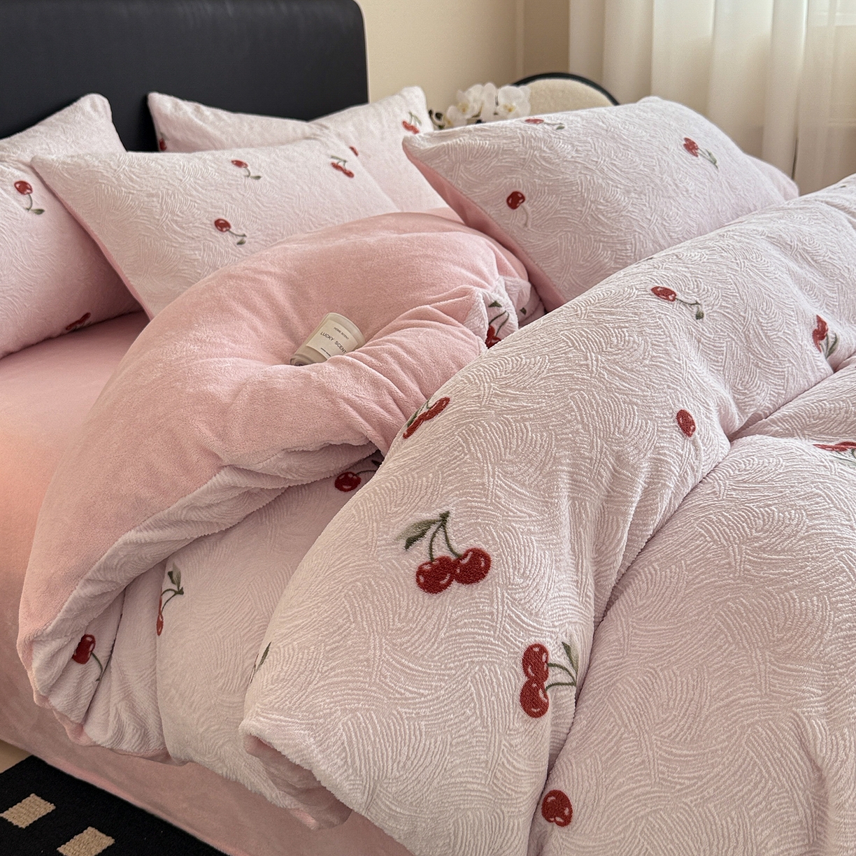 91家纺网 家纺一手货源 找家纺 （总）呗旺鹿 2025新款A类高克重着色烂花雕花牛奶绒四件套