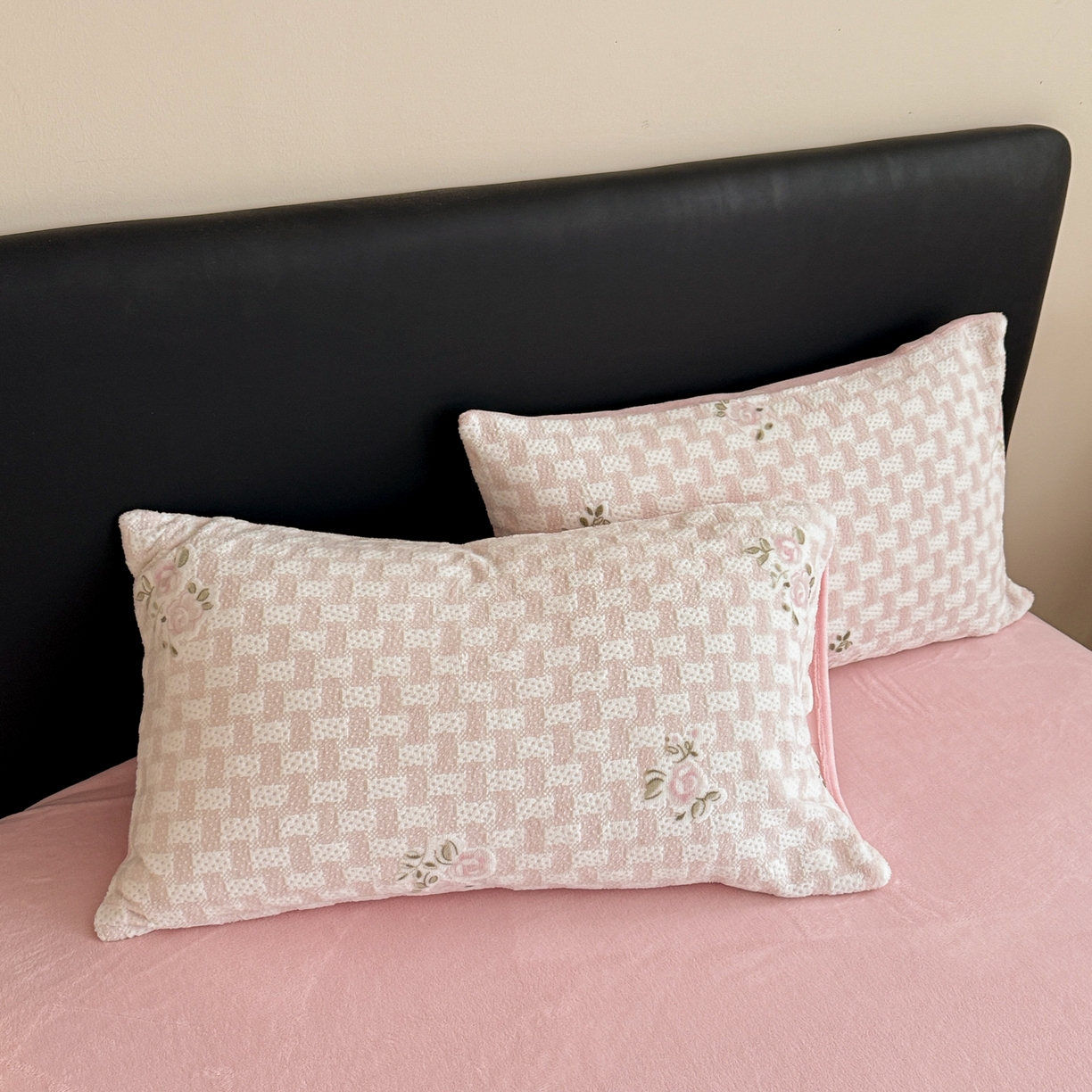 91家纺网 家纺一手货源 找家纺 呗旺鹿 2025新款A类高克重着色烂花雕花牛奶绒四件套 浅雾蔷薇粉