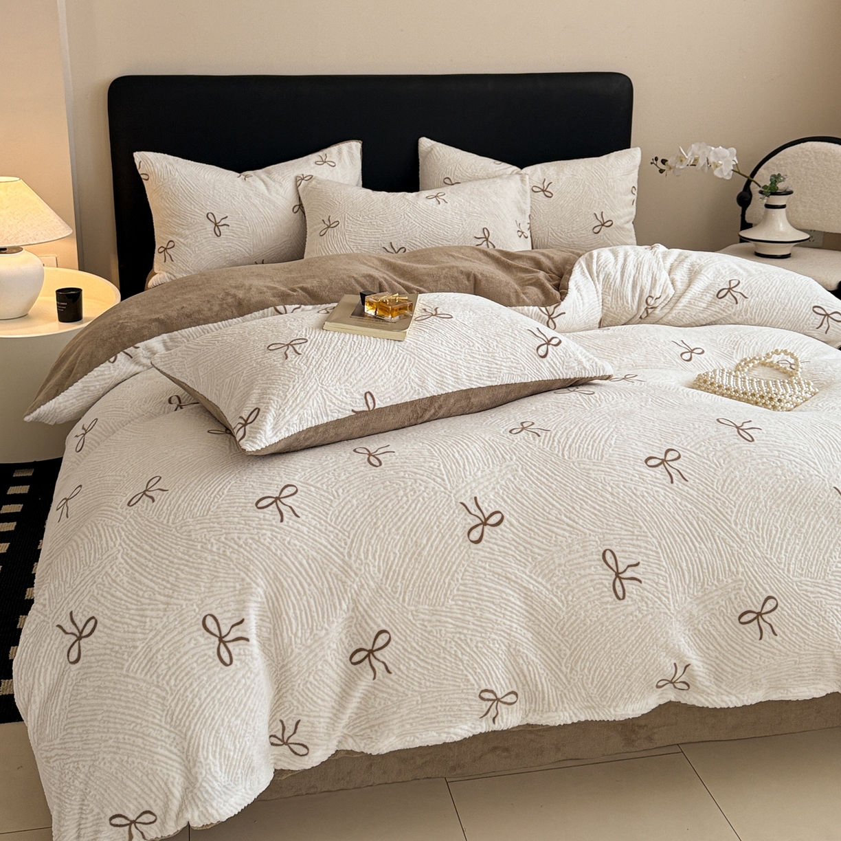 91家纺网 家纺一手货源 找家纺 呗旺鹿 2025新款A类高克重着色烂花雕花牛奶绒四件套 梦幻芭蕾奶白