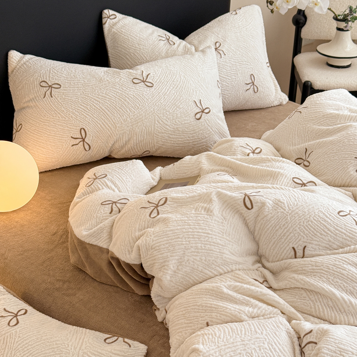 91家纺网 家纺一手货源 找家纺 呗旺鹿 2025新款A类高克重着色烂花雕花牛奶绒四件套 梦幻芭蕾奶白