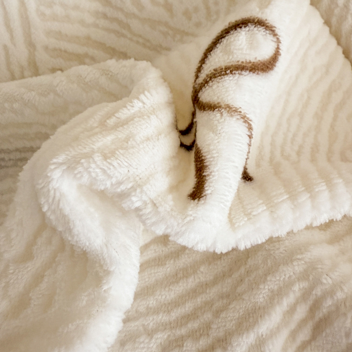 91家纺网 家纺一手货源 找家纺 呗旺鹿 2025新款A类高克重着色烂花雕花牛奶绒四件套 梦幻芭蕾奶白