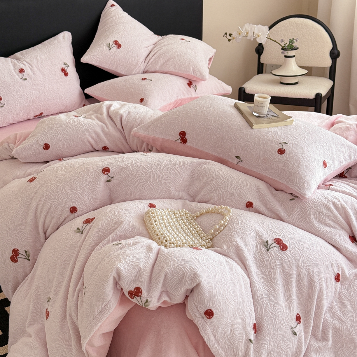 91家纺网 家纺一手货源 找家纺 呗旺鹿 2025新款A类高克重着色烂花雕花牛奶绒四件套 桃你欢喜粉