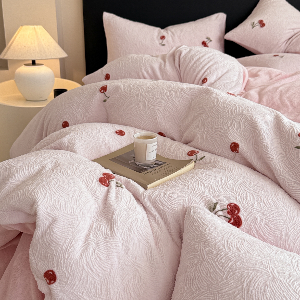 91家纺网 家纺一手货源 找家纺 呗旺鹿 2025新款A类高克重着色烂花雕花牛奶绒四件套 桃你欢喜粉