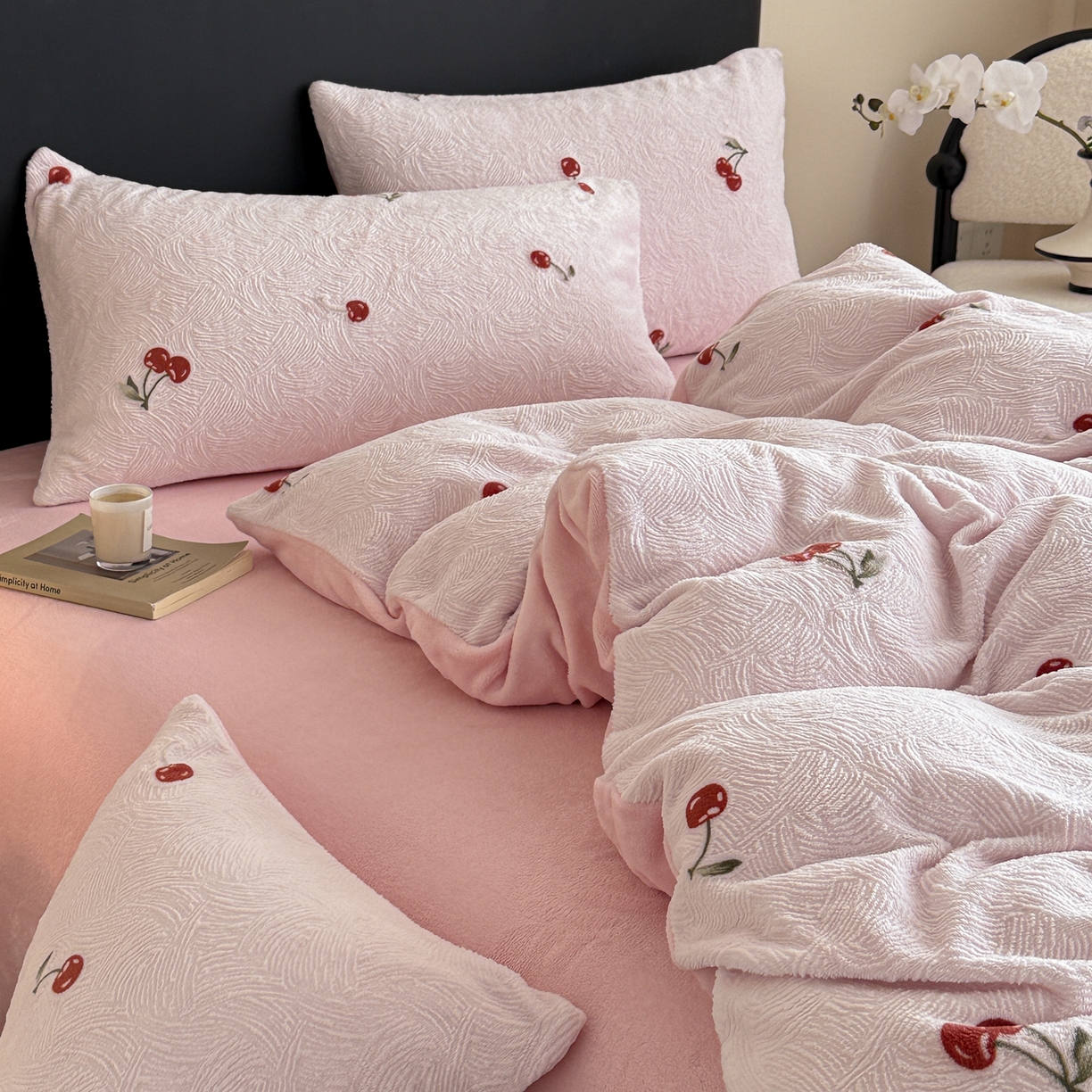 91家纺网 家纺一手货源 找家纺 呗旺鹿 2025新款A类高克重着色烂花雕花牛奶绒四件套 桃你欢喜粉