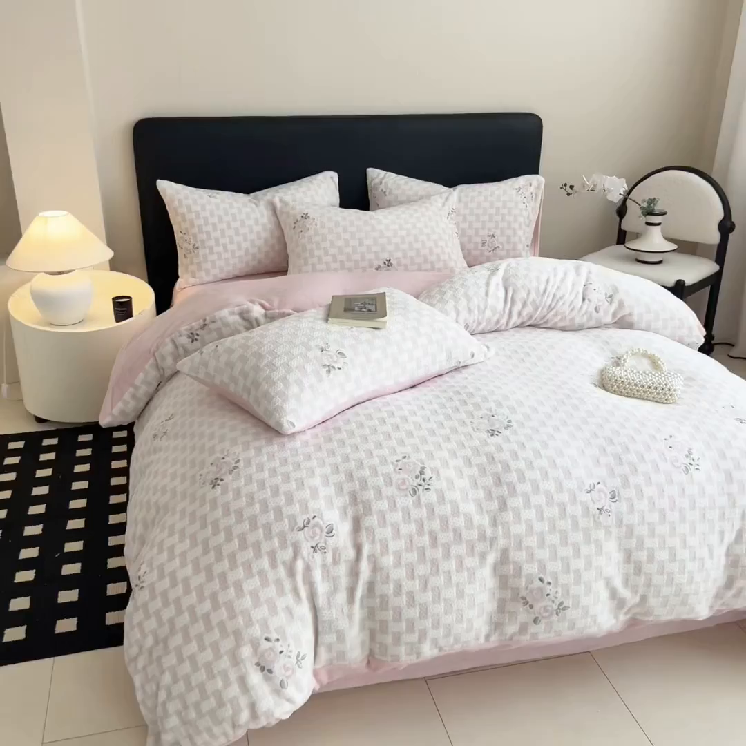 91家纺网 家纺一手货源 找家纺 呗旺鹿 2025新款A类高克重着色烂花雕花牛奶绒四件套 浅雾蔷薇粉