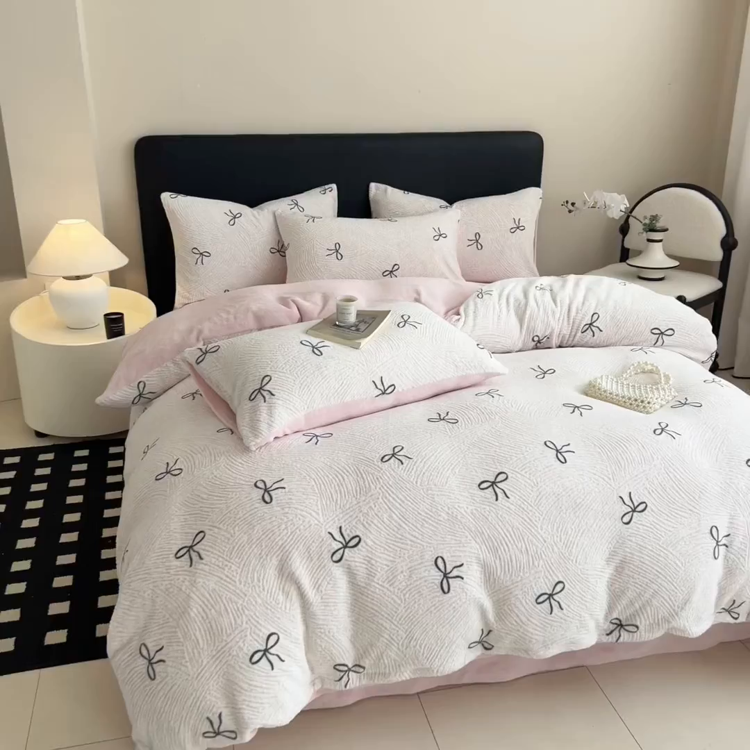 91家纺网 家纺一手货源 找家纺 呗旺鹿 2025新款A类高克重着色烂花雕花牛奶绒四件套 梦幻芭蕾粉