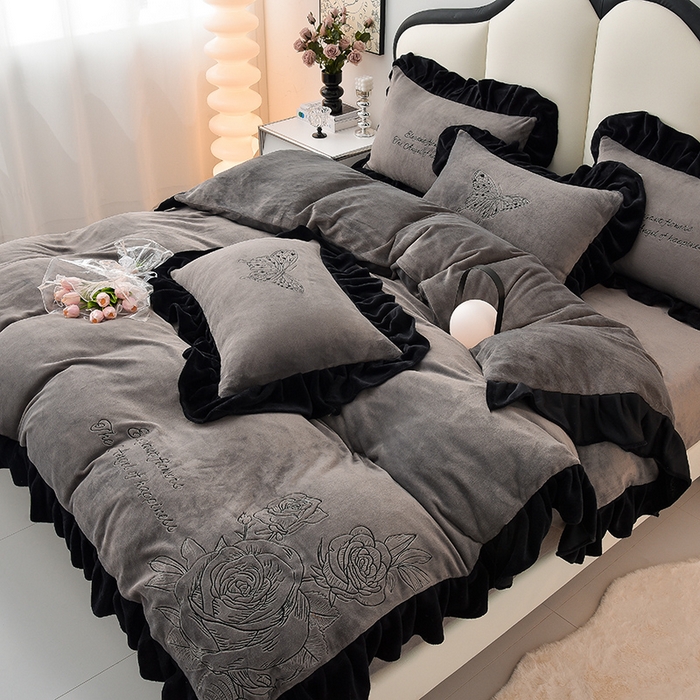 91家纺网 家纺一手货源 找家纺 炫拼家纺 2025新款刺绣黑花边高克重牛奶绒四件套-法式玫瑰 法式玫瑰-绅士灰