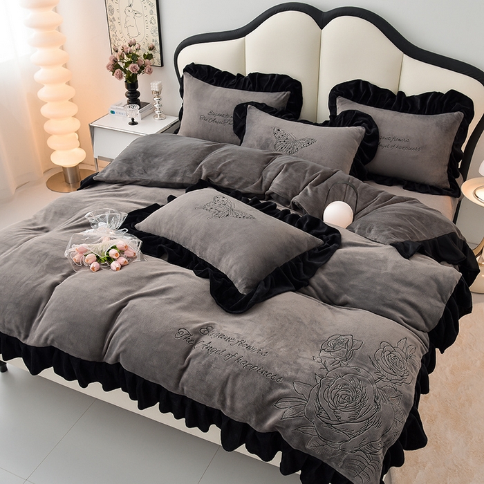 91家纺网 家纺一手货源 找家纺 炫拼家纺 2025新款刺绣黑花边高克重牛奶绒四件套-法式玫瑰 法式玫瑰-绅士灰