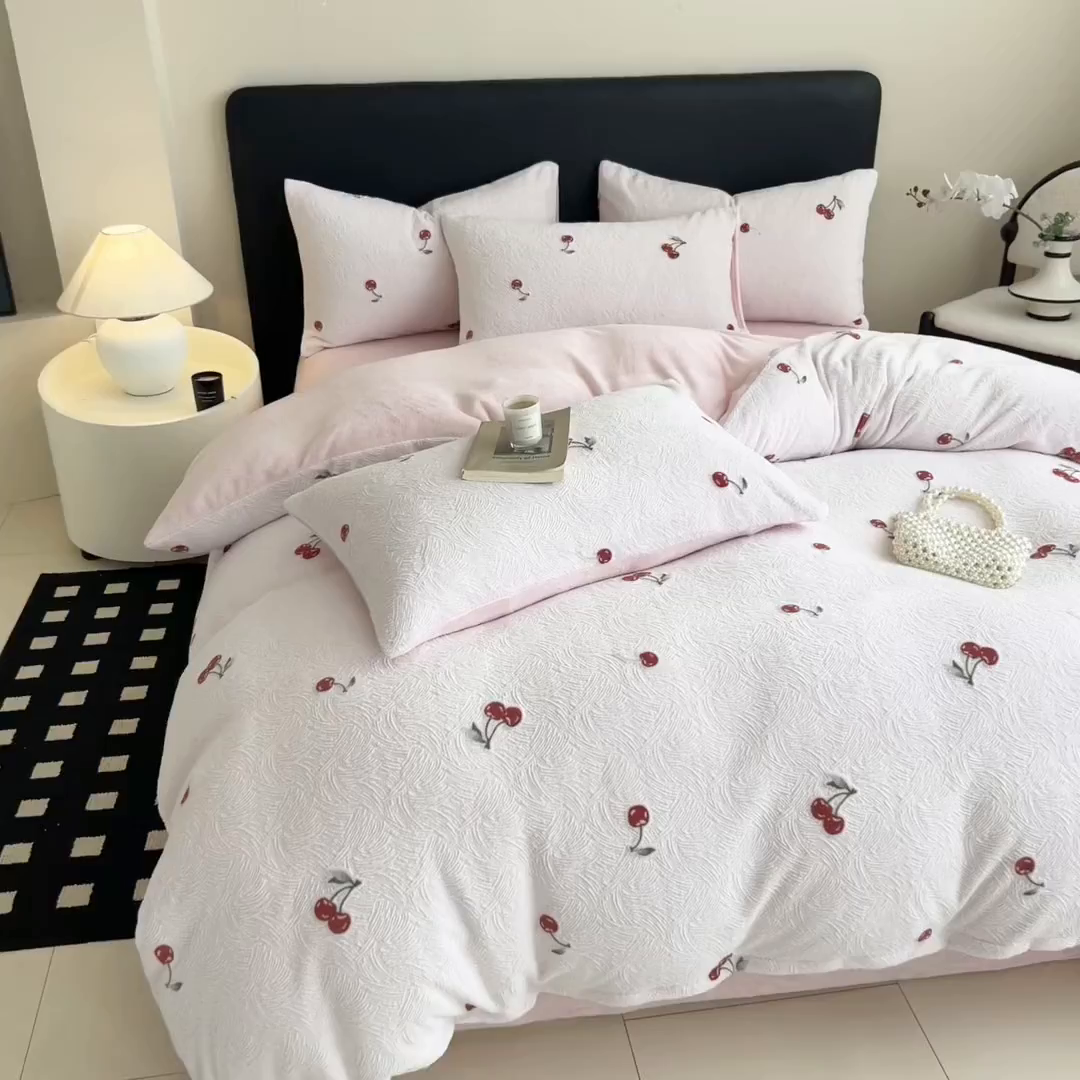 91家纺网 家纺一手货源 找家纺 呗旺鹿 2025新款A类高克重着色烂花雕花牛奶绒四件套 桃你欢喜粉