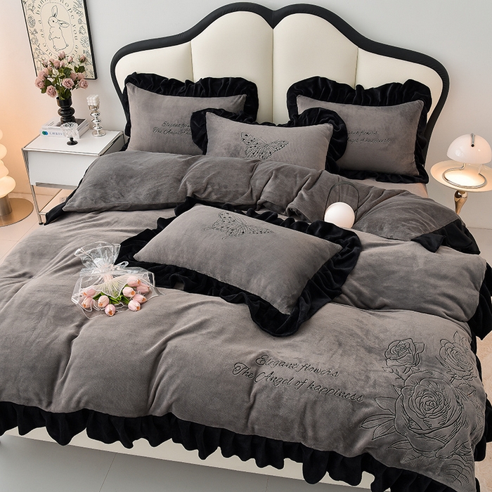 91家纺网 家纺一手货源 找家纺 炫拼家纺 2025新款刺绣黑花边高克重牛奶绒四件套-法式玫瑰 法式玫瑰-绅士灰