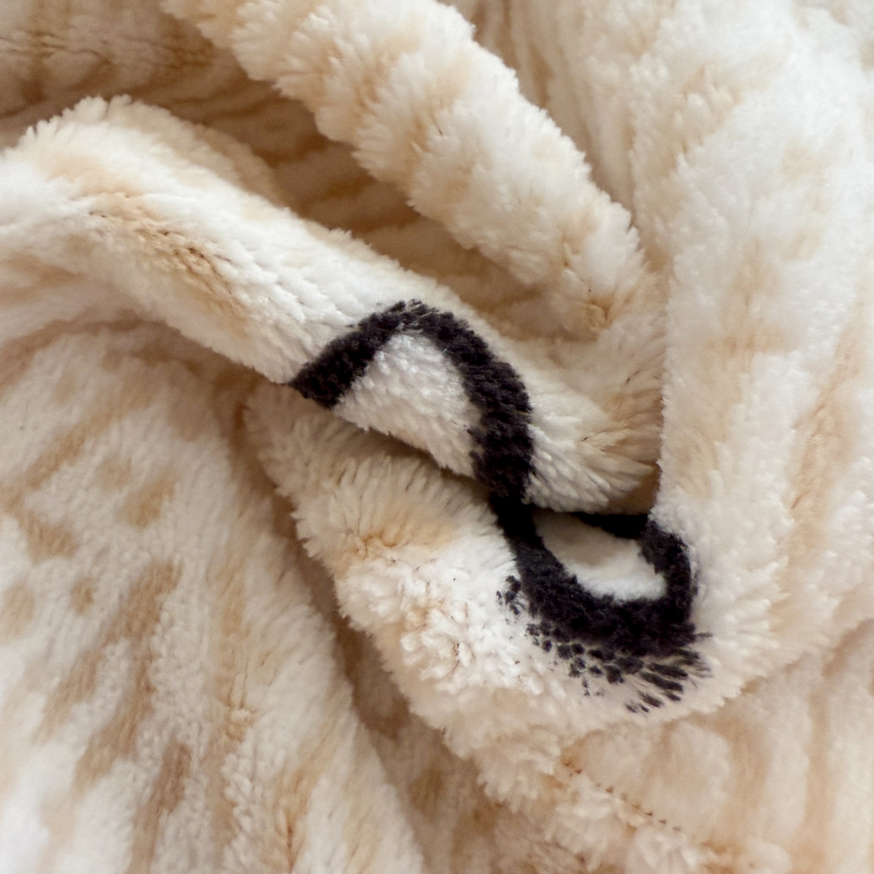 91家纺网 家纺一手货源 找家纺 呗旺鹿 2025新款A类高克重着色烂花雕花牛奶绒四件套 梦幻芭蕾卡其