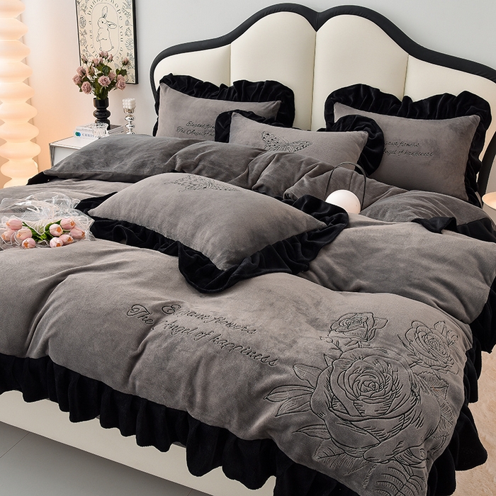 91家纺网 家纺一手货源 找家纺 炫拼家纺 2025新款刺绣黑花边高克重牛奶绒四件套-法式玫瑰 法式玫瑰-绅士灰