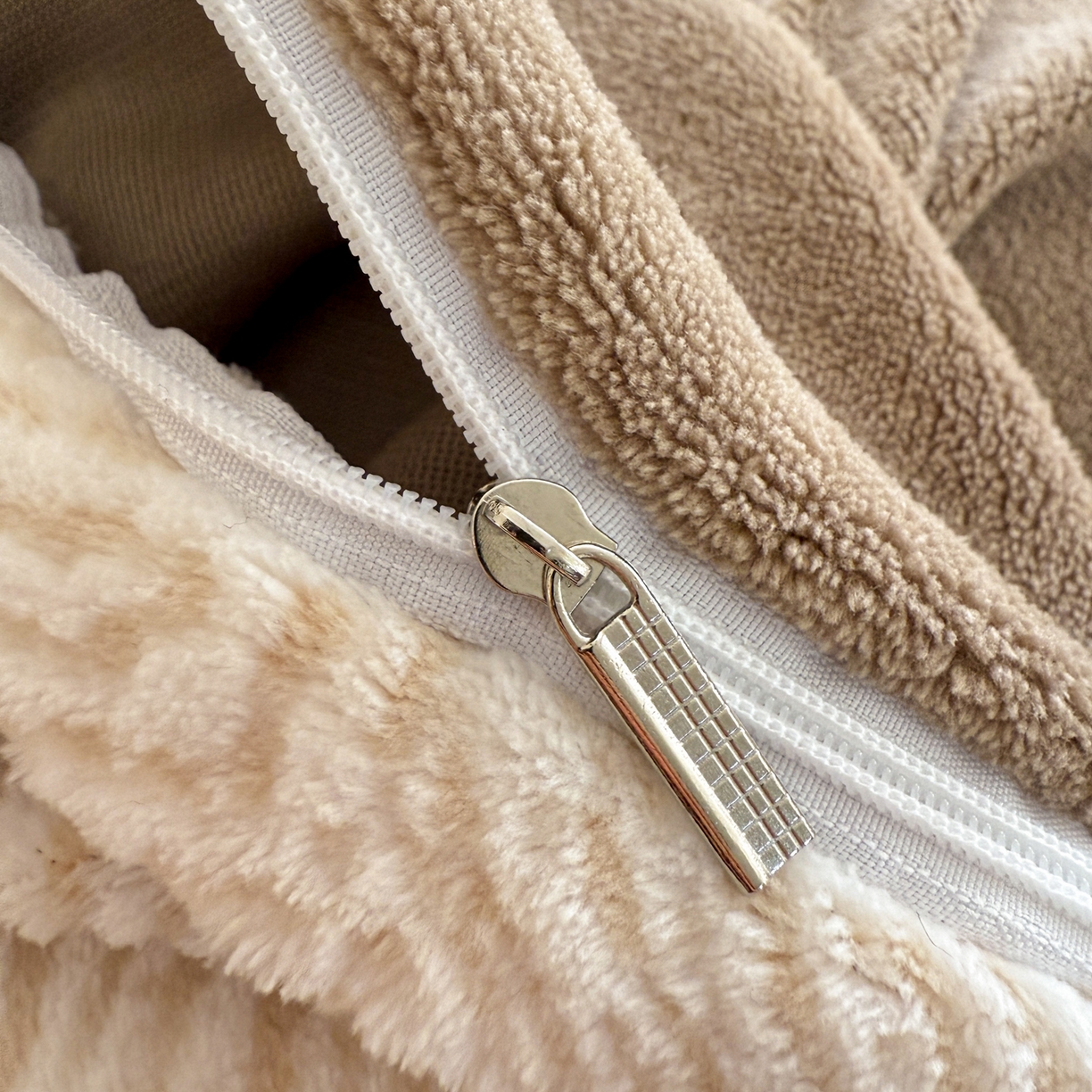 91家纺网 家纺一手货源 找家纺 呗旺鹿 2025新款A类高克重着色烂花雕花牛奶绒四件套 梦幻芭蕾卡其